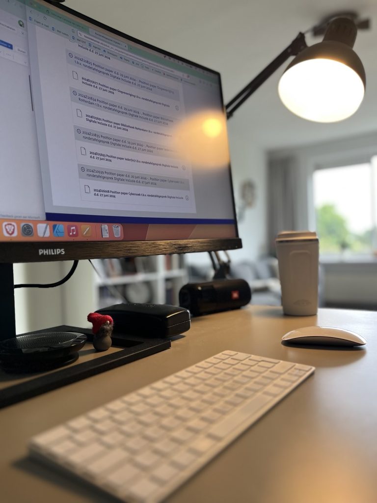 Deel van mijn werkplek scherp op de foto, de achtergrond is wat meer wazig gemaakt.